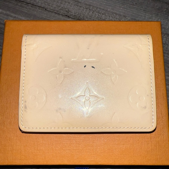 LOUIS VUITTON Ludlow Soft Beige Monogram Vernis Coin Case - Picture 7 of 16